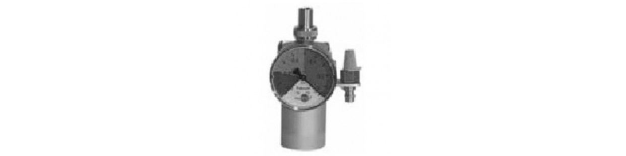 Vacuum adapters for solar collector systems